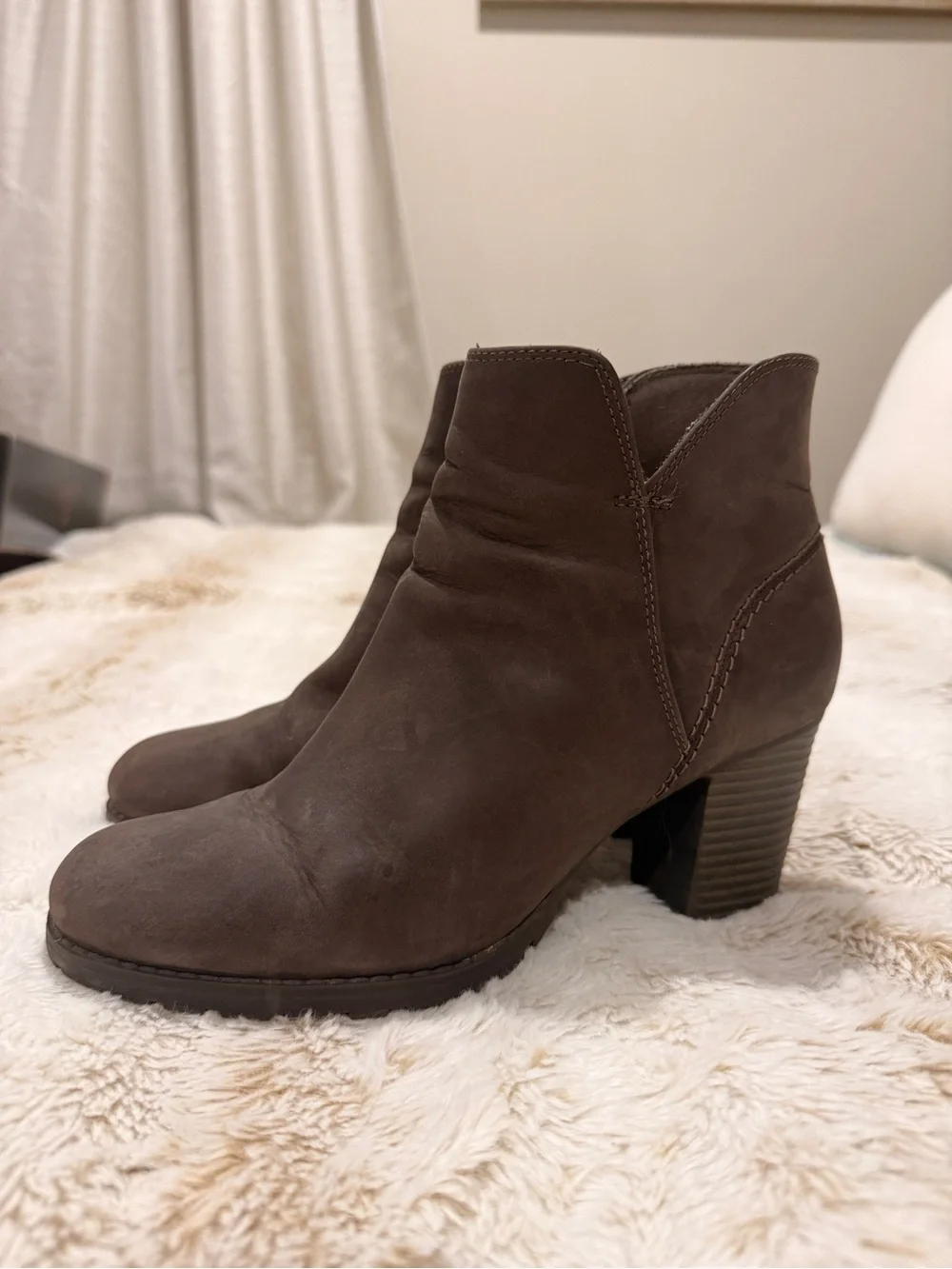 Clarks Women’s Brown Nubuck Leather Ankle Booties – Size 7.5